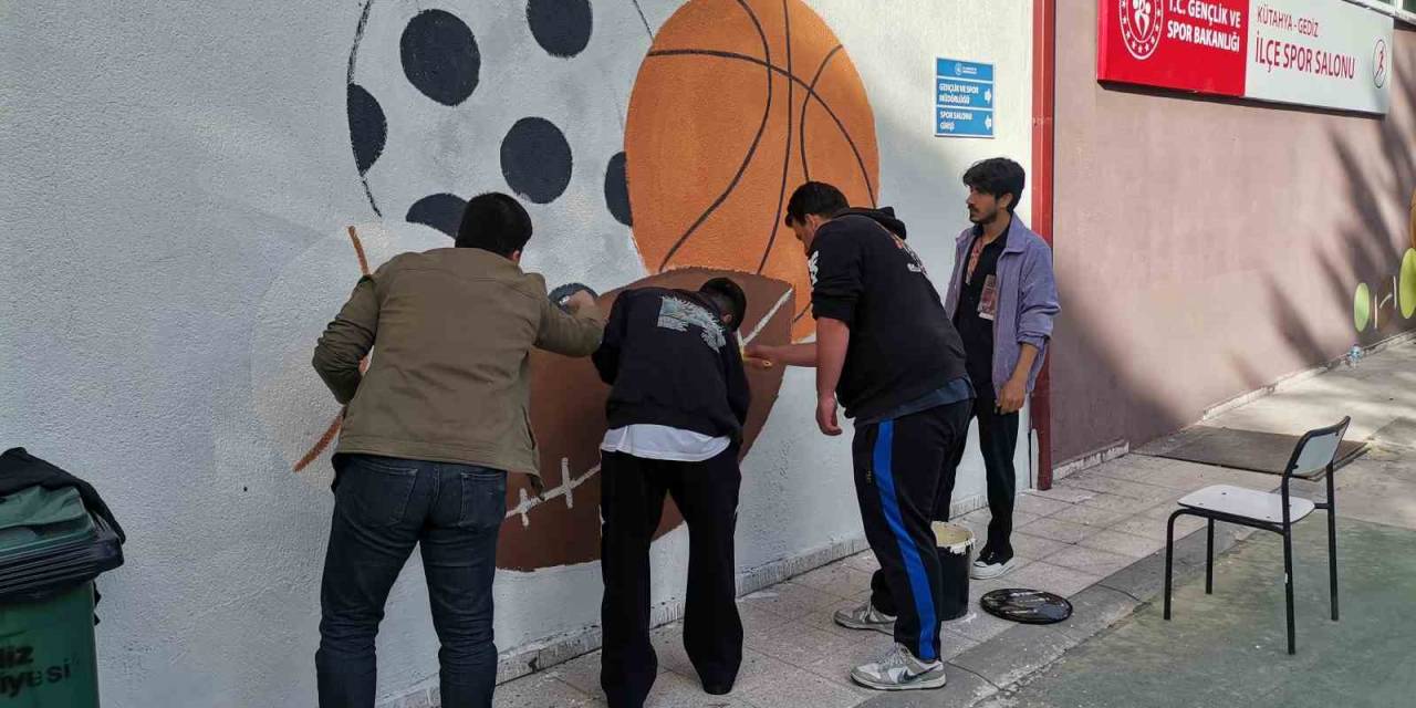 Grafik Tasarım Öğrencileri Yaptıkları Duvar Resimleri İle Hünerlerini Sergiledi