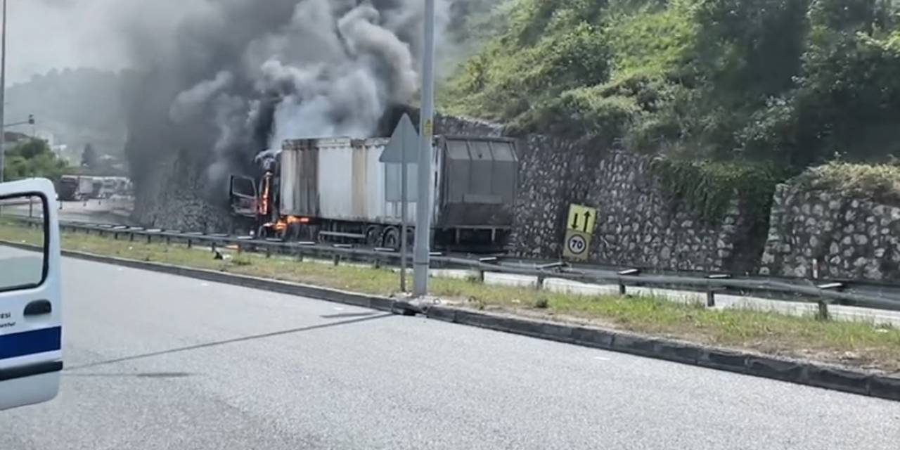 Çöp Taşıyan Tır Alev Alev Yandı