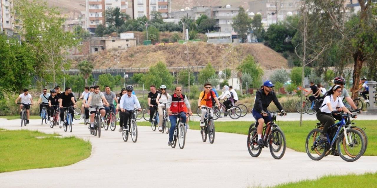 Cizre’de Gençlik Haftası, Bisikletle Şehir Turu Atılarak Kutlandı