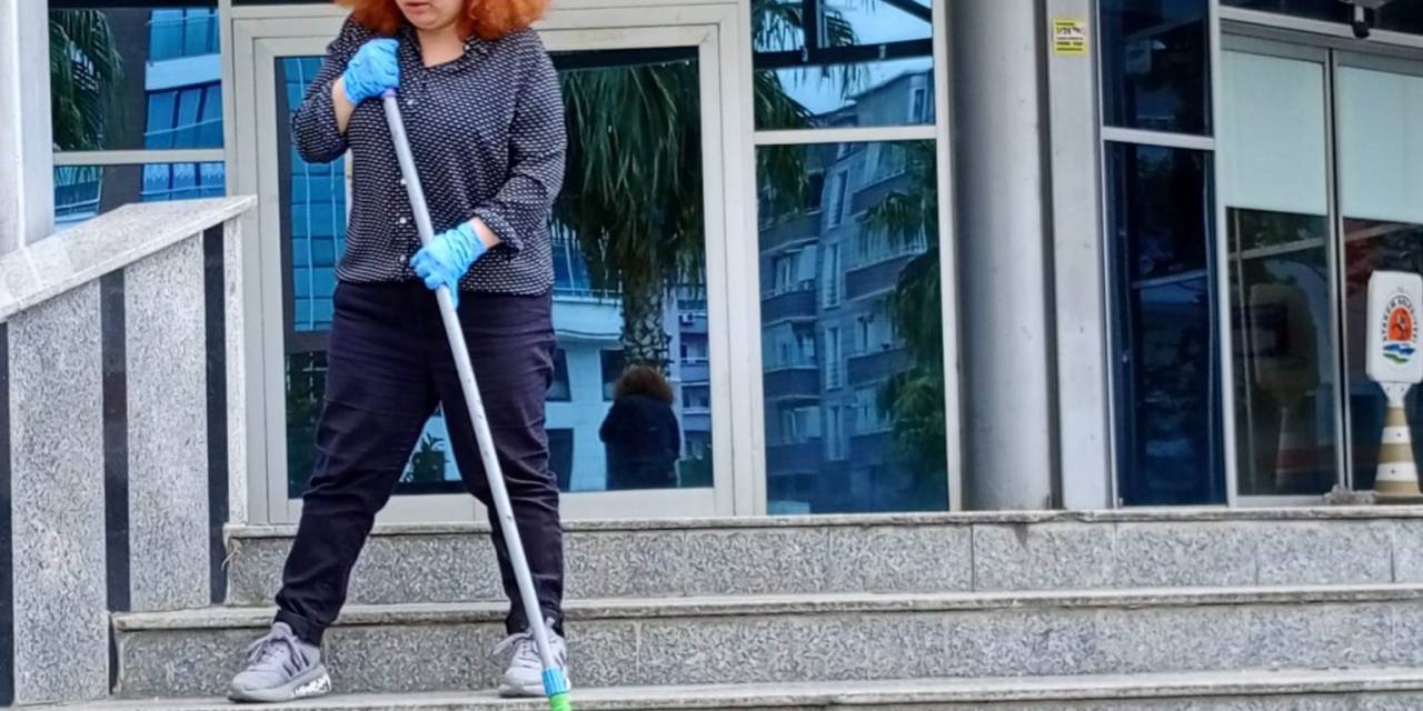 Basın Biriminden Temizliğe Gönderilen Gazeteci, Mücadelesine Destek İstedi