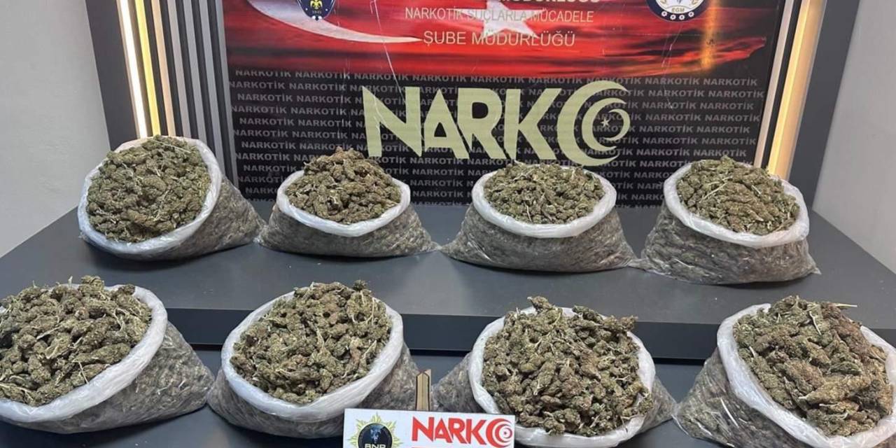 “Dur” İhtarına Uymadı, Kaçarken Otomobilden Uyuşturucuları Attı