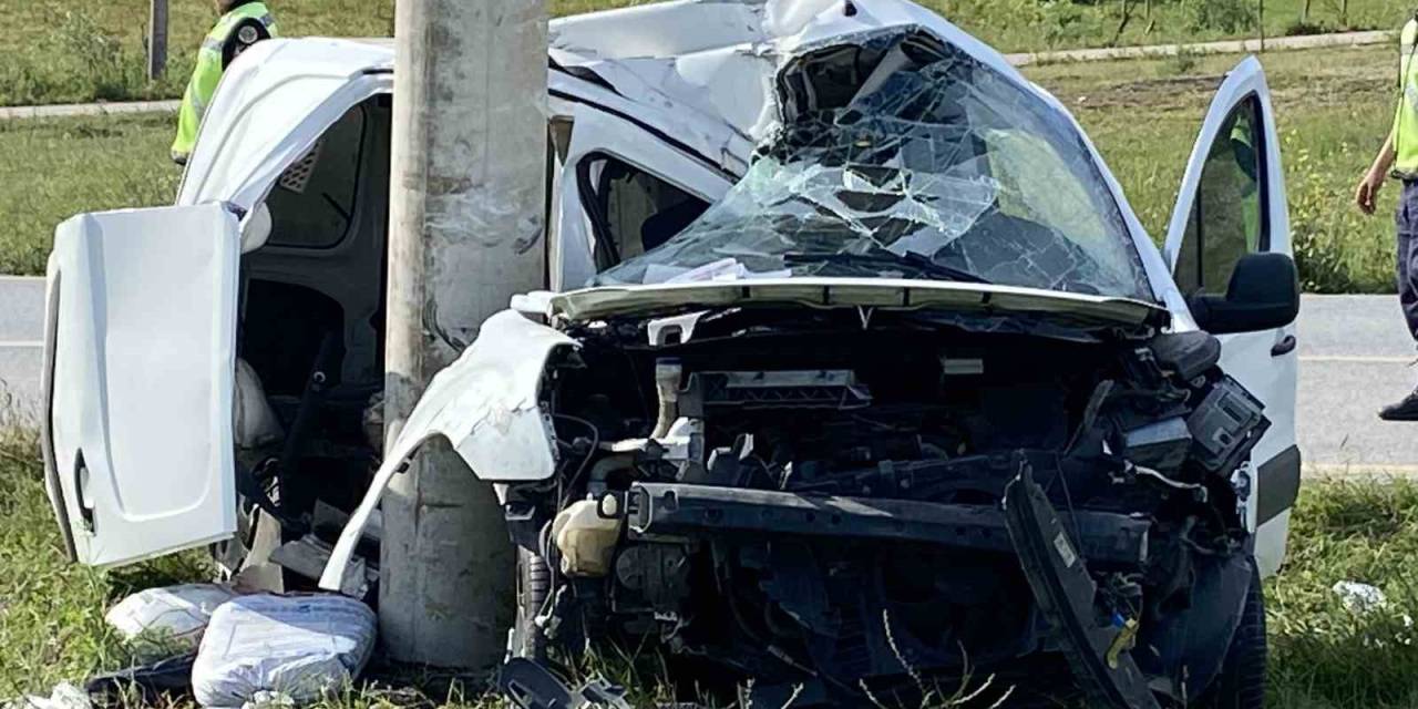 Beton Direğe Çarpan Araç Hurdaya Döndü: 1 Ölü, 1 Yaralı