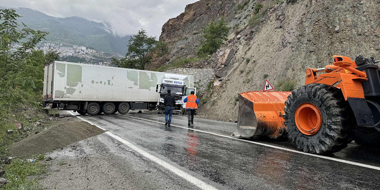Rize plakalı tırın kayarak kapattığı Artvin-Ardahan kara yolu ulaşıma açıldı