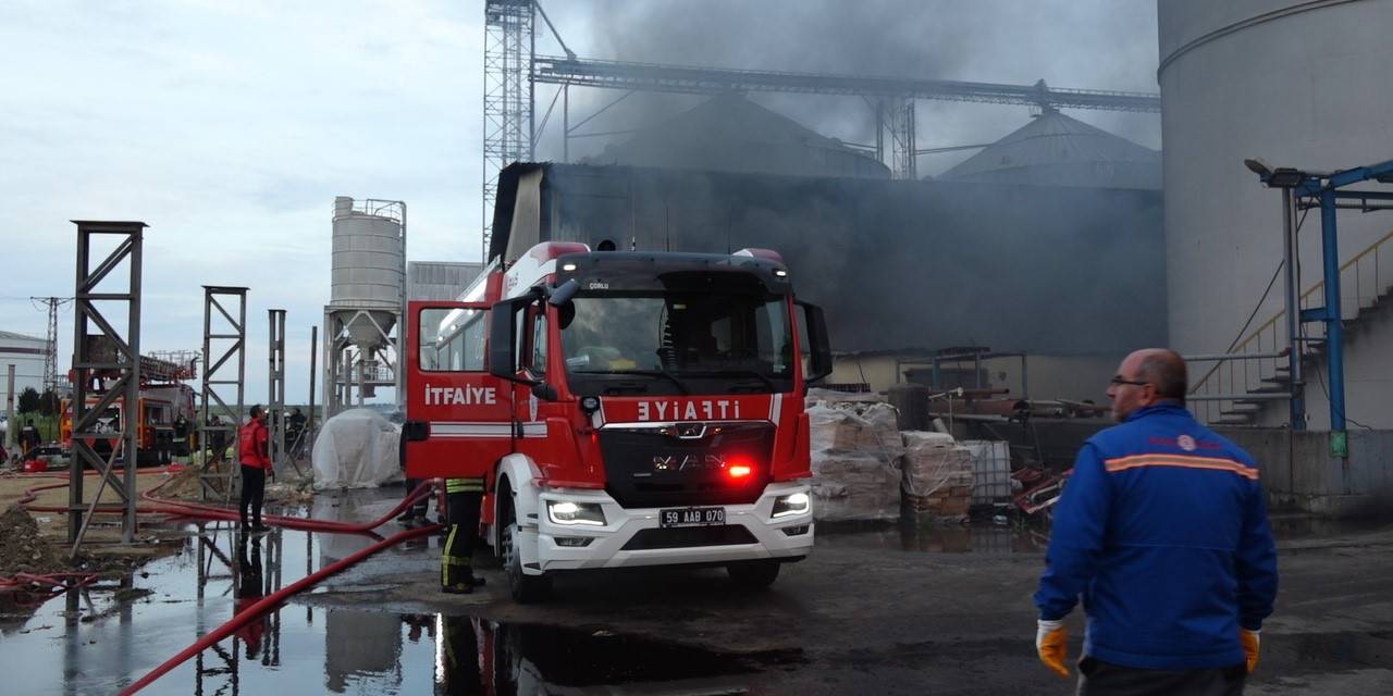 Kırklareli’nde Atık Yağ Fabrikasındaki Yangın Kontrol Altına Alındı