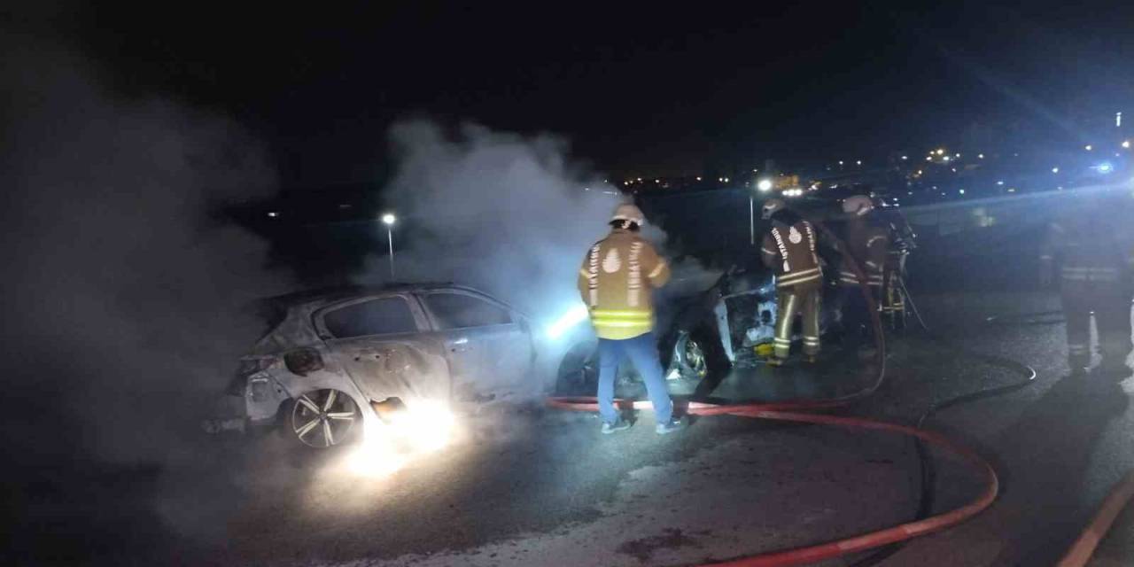 Ters Yönde Giden Otomobil İle Ticari Taksi Çarpışarak Alev Alev Yandı: 2 Yaralı