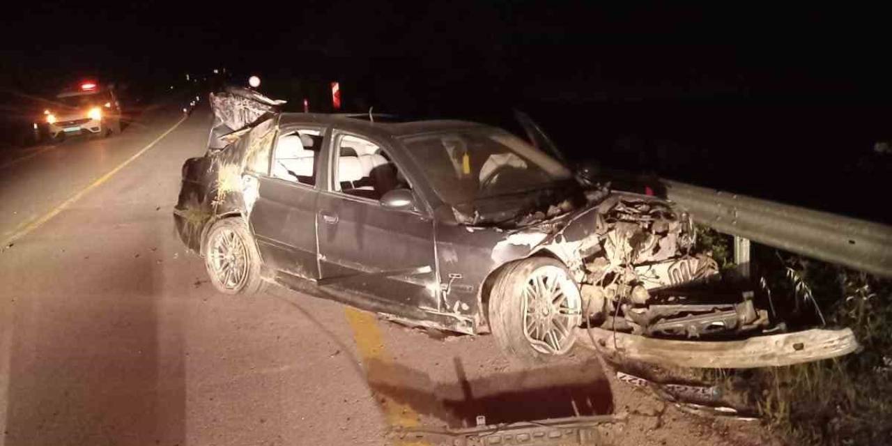 Önce Ağaçlara, Sonra Bariyerlere Çarptı: 1 Yaralı