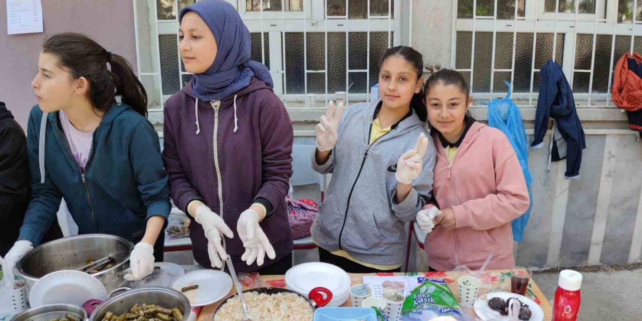 Öğrenciler Okulları İçin Hayır Çarşısı Açtı