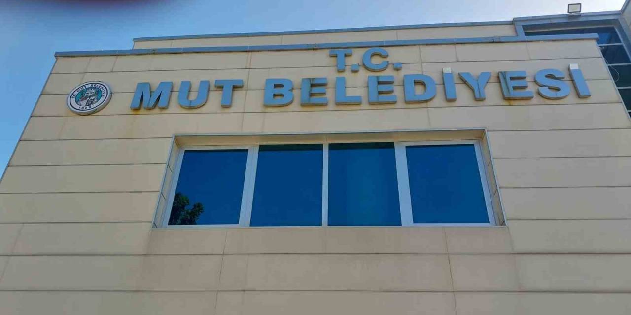 Yeni Başkan, Mut Belediyesinin Borcunu Astırdığı Afişle Duyurdu
