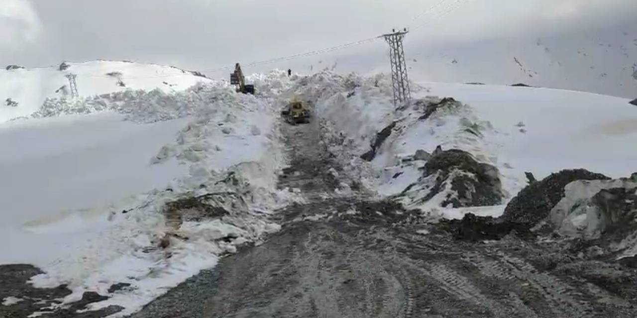 Şırnak’ta Mayıs Ayında 10 Metrelik Karda Yol Açma Çalışmaları Sürüyor