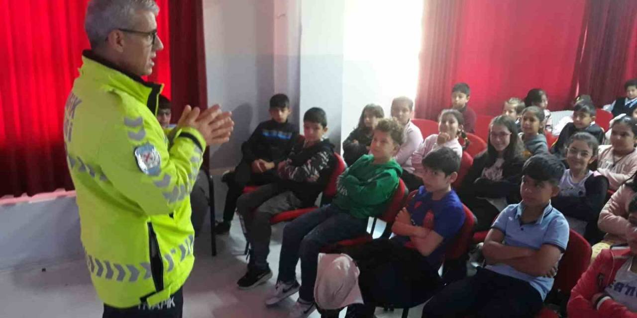 Öğrencilere Güvenlik Trafik Eğitimi Verildi