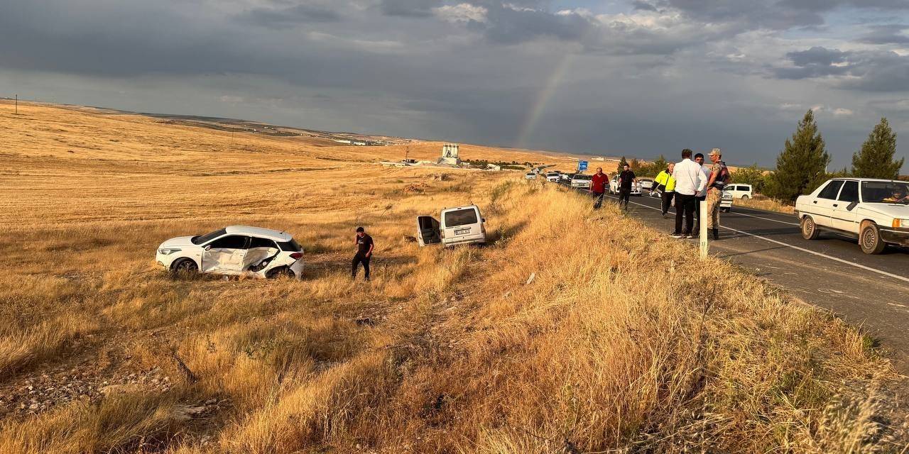 Çarpışan 2 Araç Şarampole Devrildi: 3 Yaralı