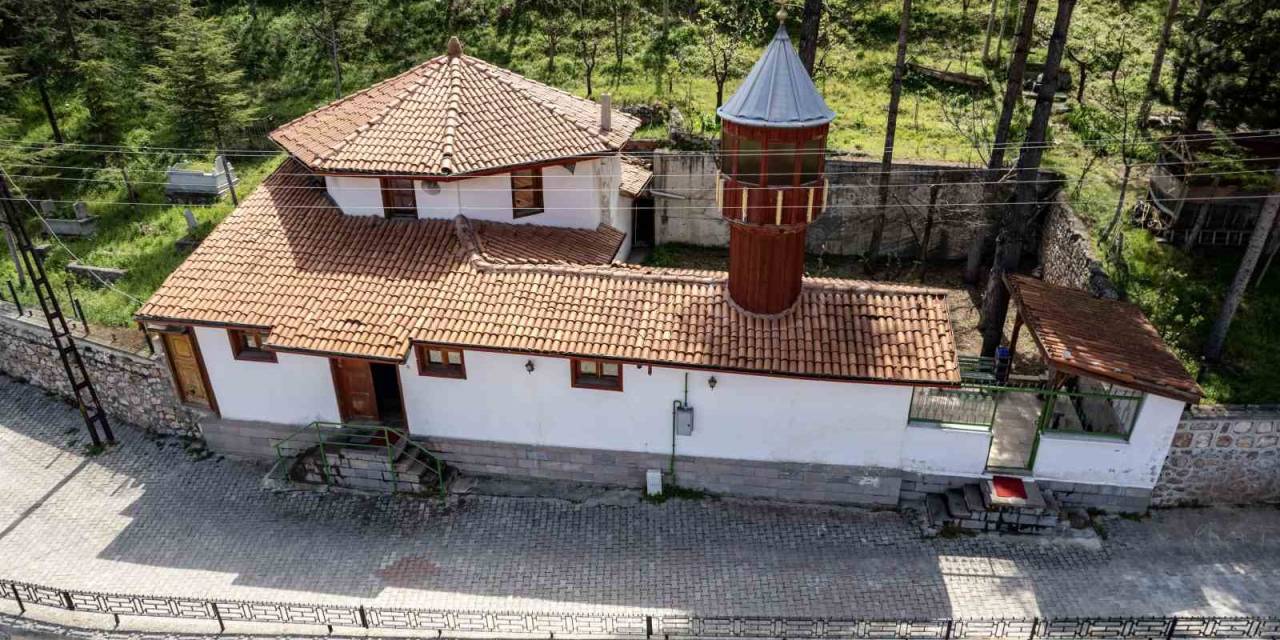 Tokat’ta 660 Yıllık Ahi Paşa Camii Göz Kamaştırıyor