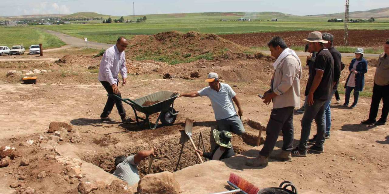 Tharsa Antik Kentte İki Boğa Başı Bulunan Mezar Bulundu