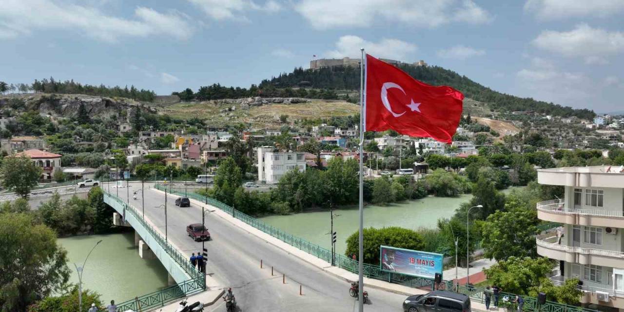 Silifke’de Kaldırılması Tepkilere Neden Olan Anıtın Yerine Türk Bayrağı Konuldu