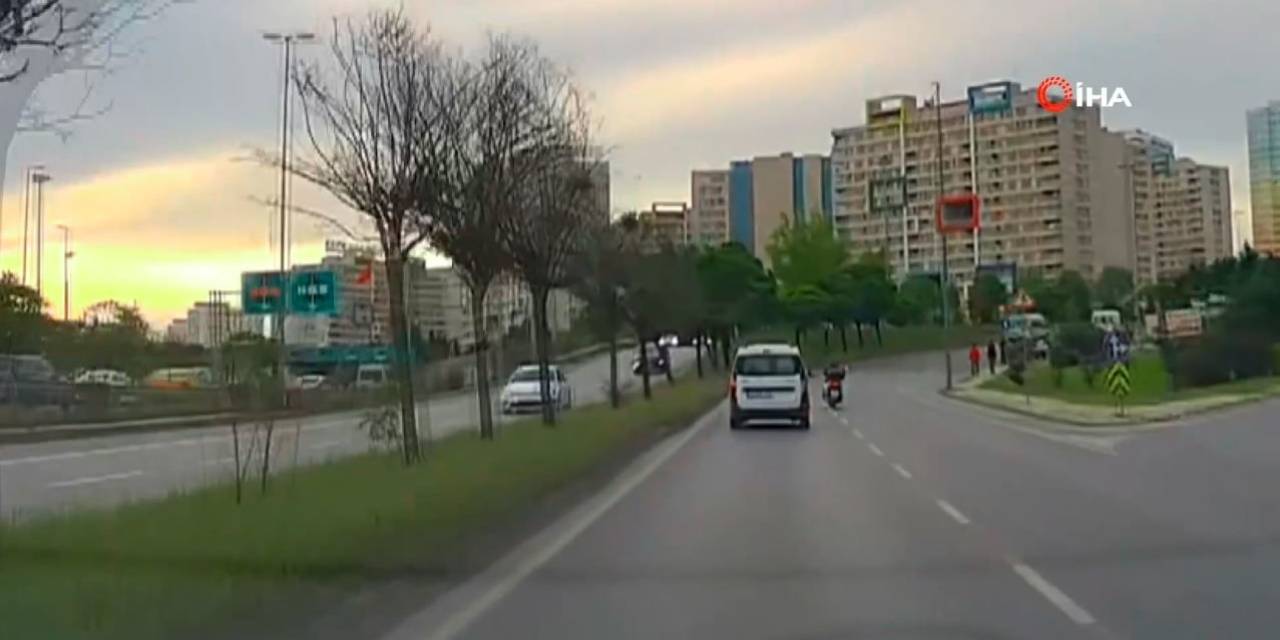 Avcılar’da Refüje Çarpan Motosiklet Sürücüsü Yola Savruldu: Feci Kaza Anı Kamerada
