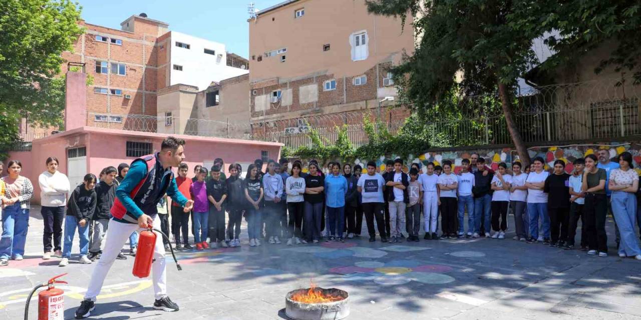 İtfaiyeden Öğrencilere Uygulamalı Eğitim