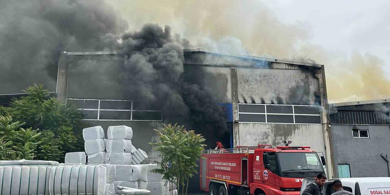 Uşak’ta Tekstil Fabrikasında Çıkan Yangın Kontrol Altına Alındı