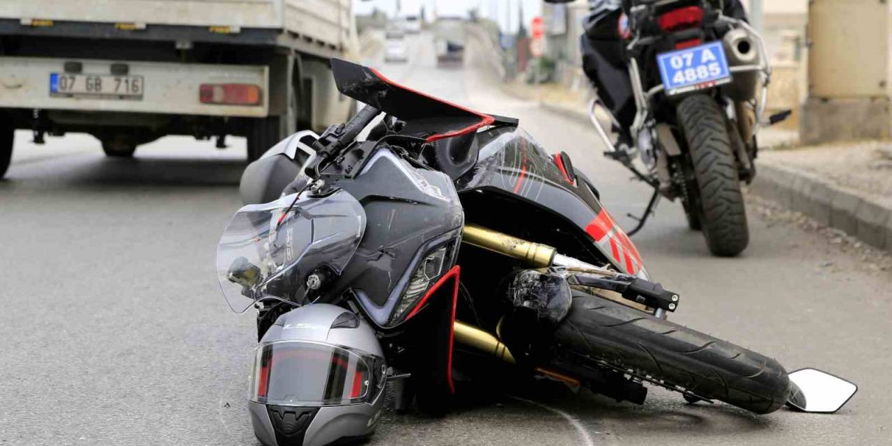 Otomobille Çarpışan Motosikletin Sürücüsü Kaskı Sayesinde Kazayı Hafif Sıyrıklarla Atlattı