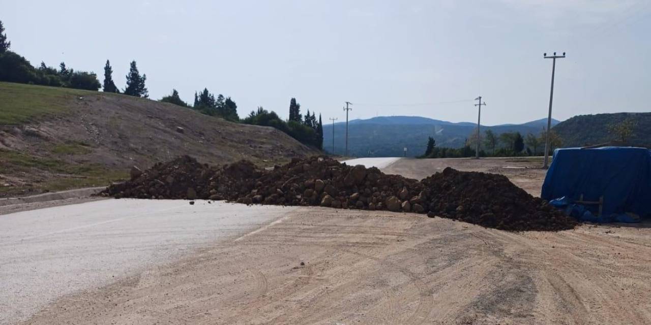 Müteahhit Yolu Toprakla Kapatınca Sürücüler Evlerine Gidemedi