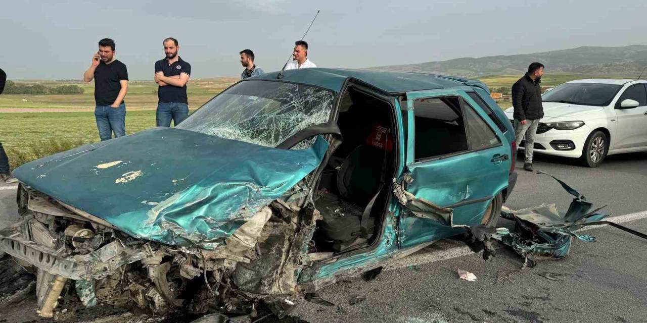 Kafa Kafaya Çarpışan Otomobillerin Sürücüleri Yaralandı