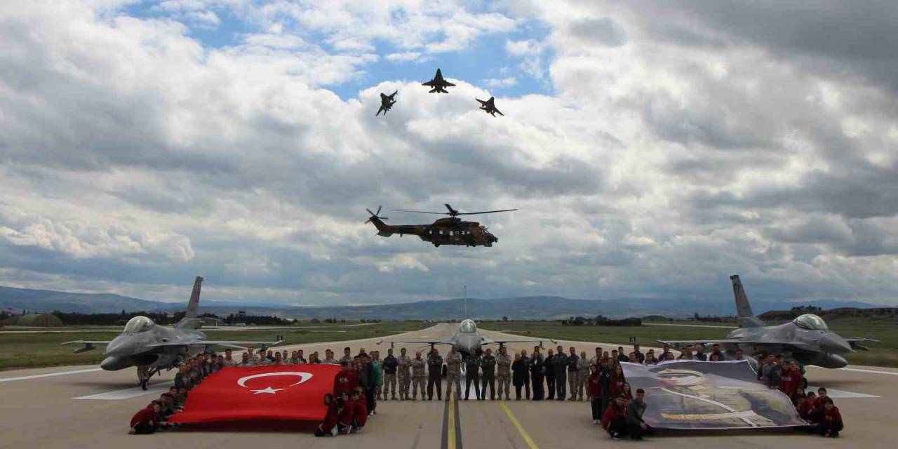 Merzifon 5’inci Ana Jet Üs Komutanlığında Pilotlar 19 Mayıs’ı Gençlerle Kutladı