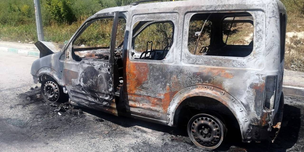 Din Görevlisi Alev Alan Araçtan Son Anda Kurtuldu