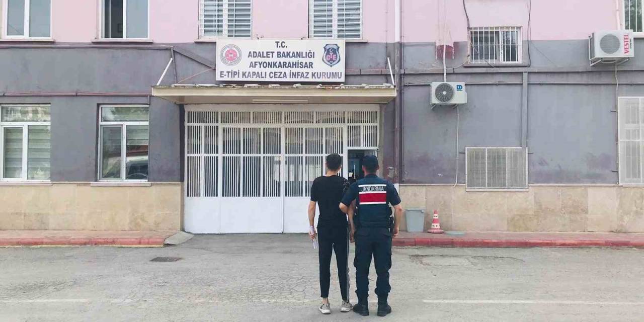 Uyuşturucu Ticareti Suçundan Aranan Şahsı Jandarma Yakaladı