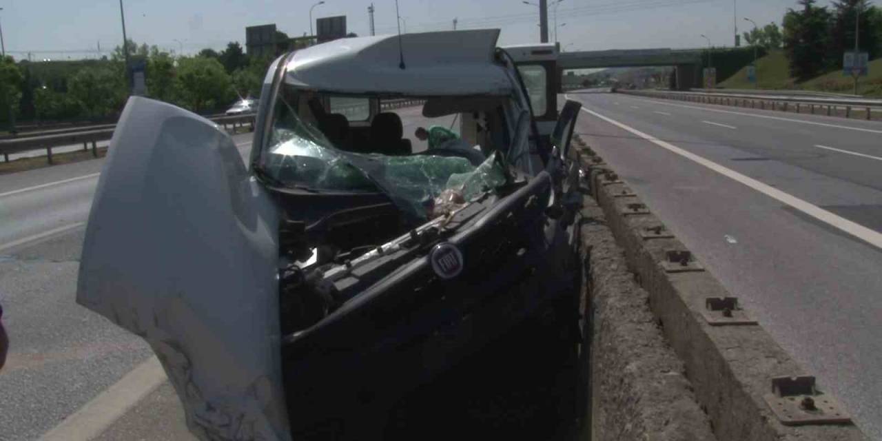 Pendik’te Cip İle Çarpışan Ticari Aracın Sürücüsü Araç İçinde Sıkıştı