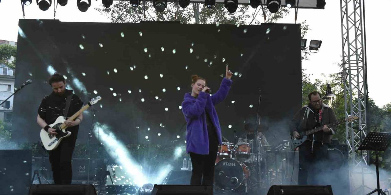 Beşiktaş Gençlik Festivali Konserleri’nde Gross Grubu Ve Paptircem Sahne Aldı