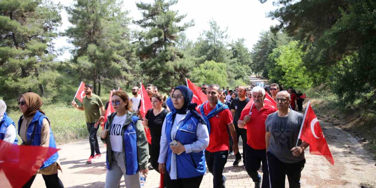 Gençler, Ellerindeki Türk Bayraklarıyla Ali Dağı’na Yürüdü