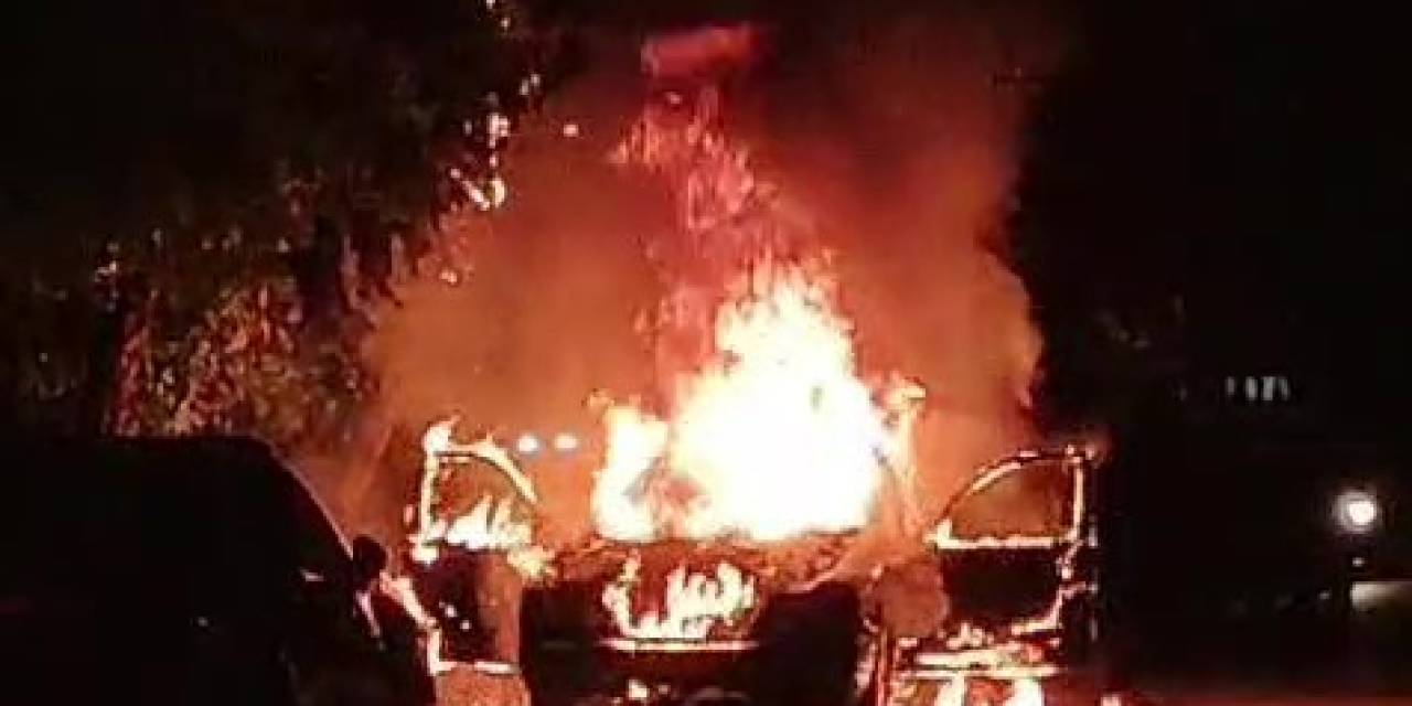 Park Halindeki Araç Alev Topuna Döndü