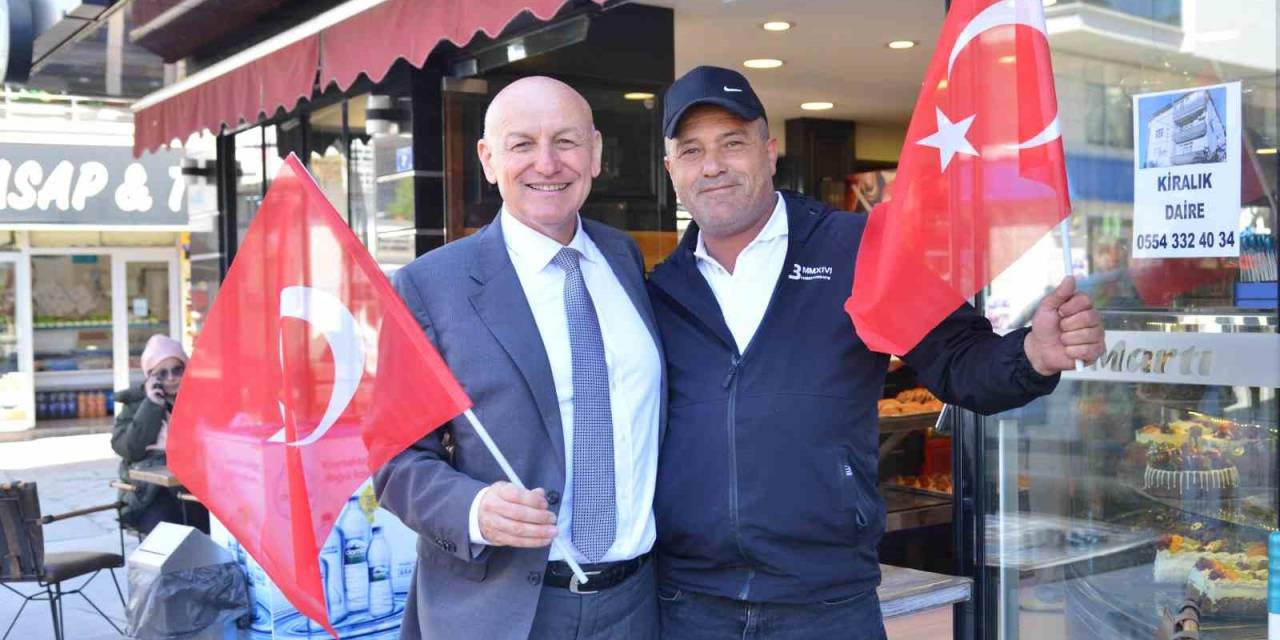 Terme’de Binlerce Türk Bayrağı Dağıtıldı