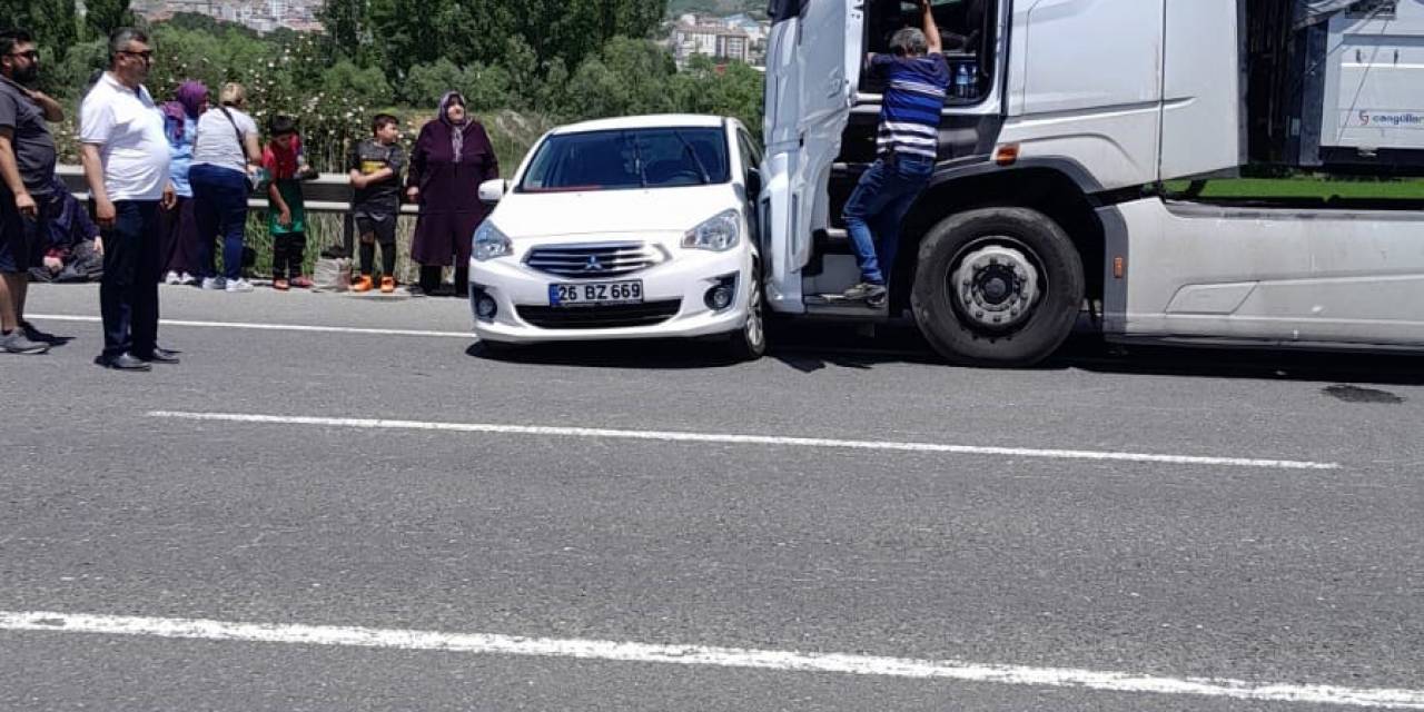 Bozüyük’te Kamyon Otomobile Çarptı: 2 Kişi Yaralandı