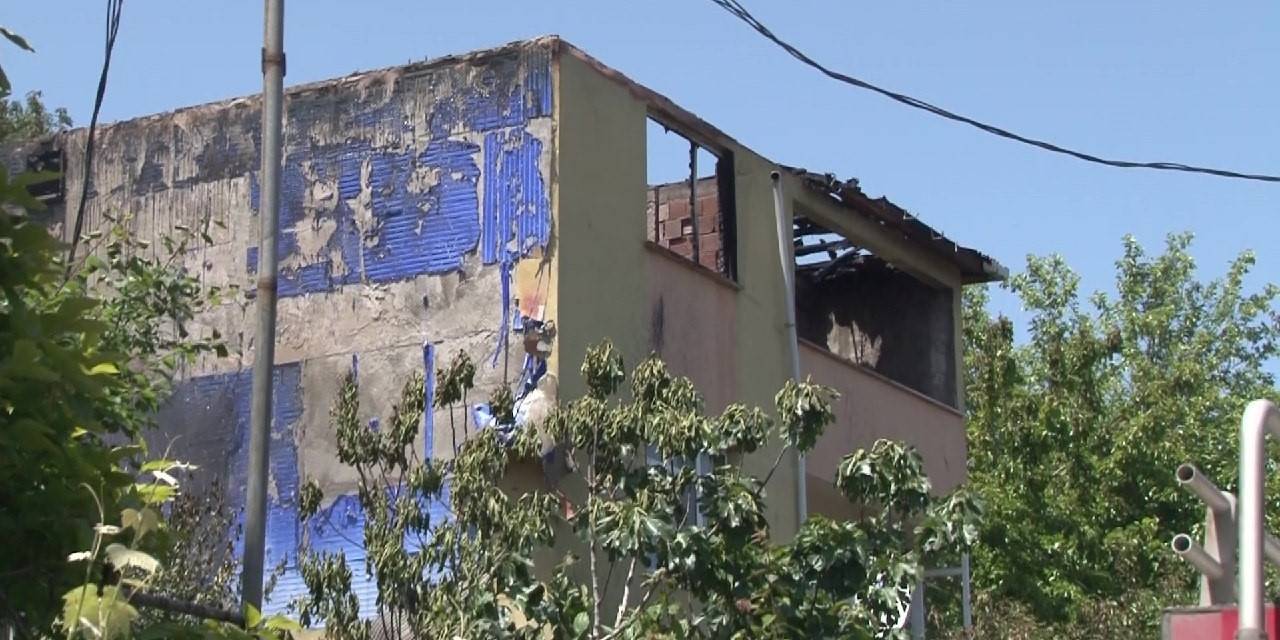 Ümraniye’de Gecekonduda Çıkan Yangın Apartmanın Çatısına Sıçradı