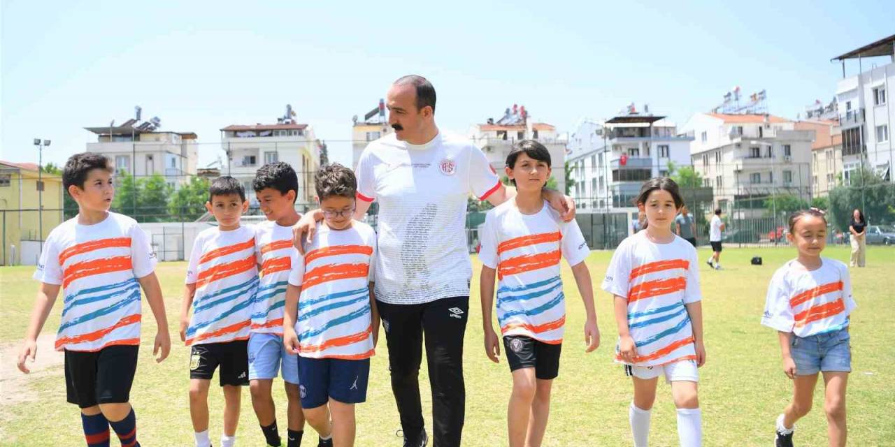 Konyaaltı Belediye Başkanı Cem Kotan, Çocuklarla Futbol Oynadı