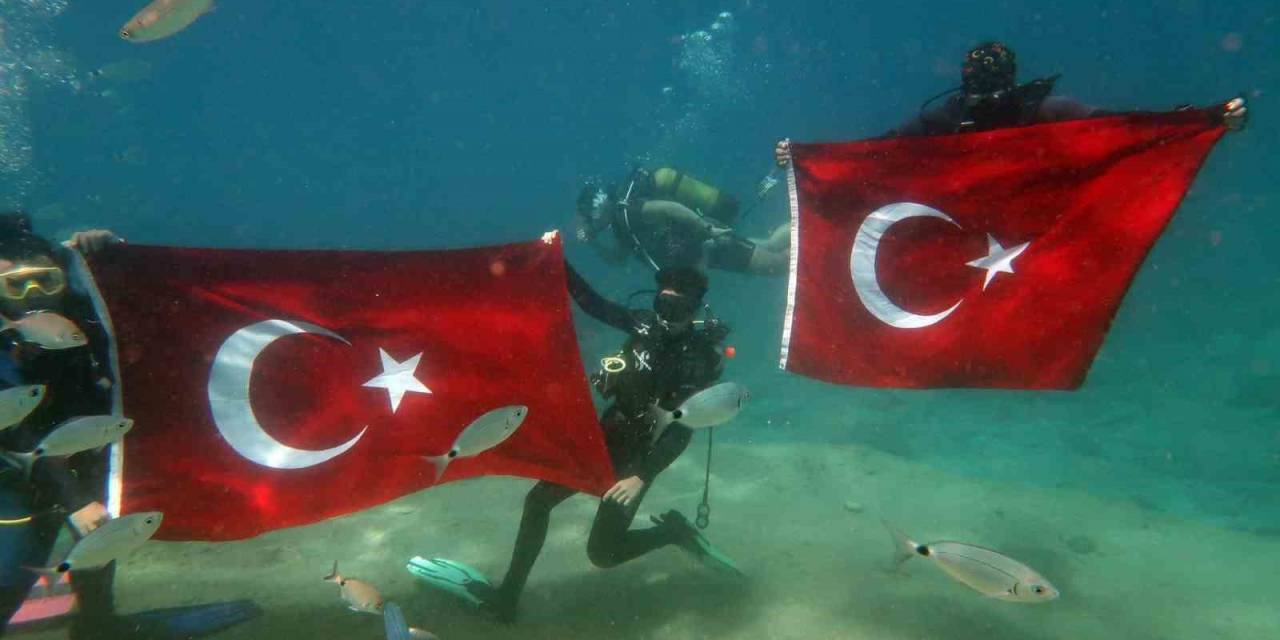 Denizin Dibinde Türk Bayrağı Açıp, 19 Mayıs’ı Kutladılar