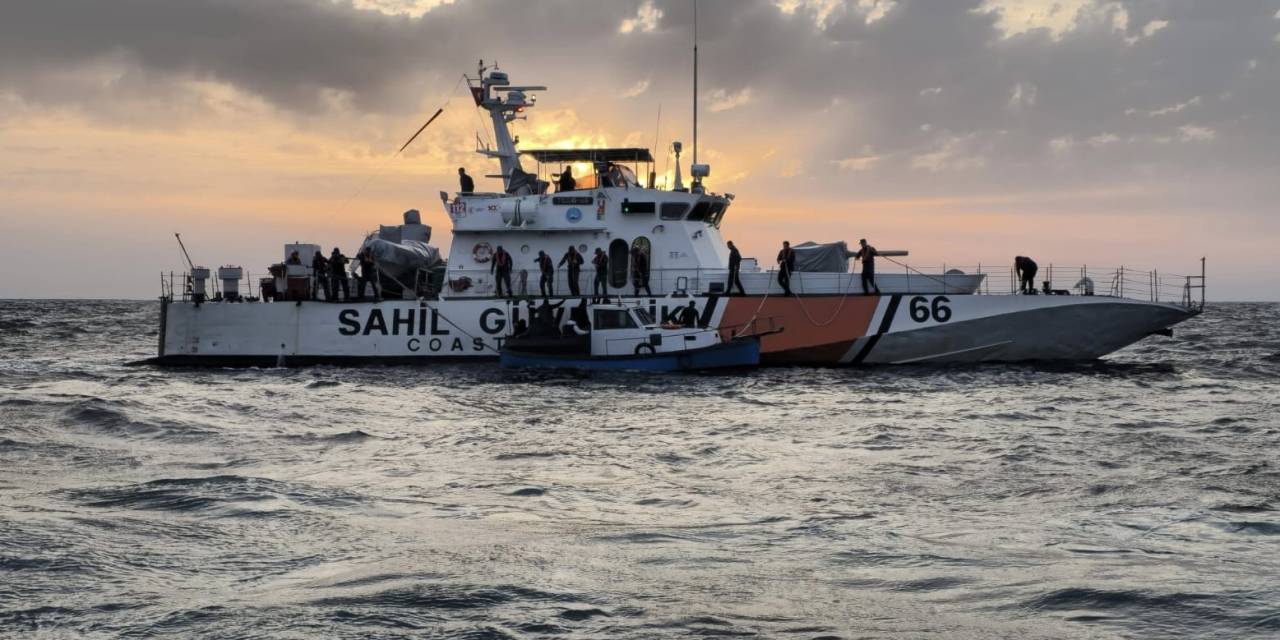 Gökçeada Açıklarında Batma Tehlikesi Geçiren 29 Kaçak Göçmen Kurtarıldı