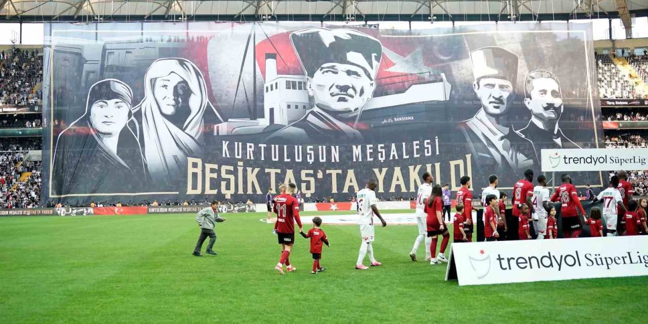 Beşiktaş Tribünlerinden ’19 Mayıs’ Pankartı