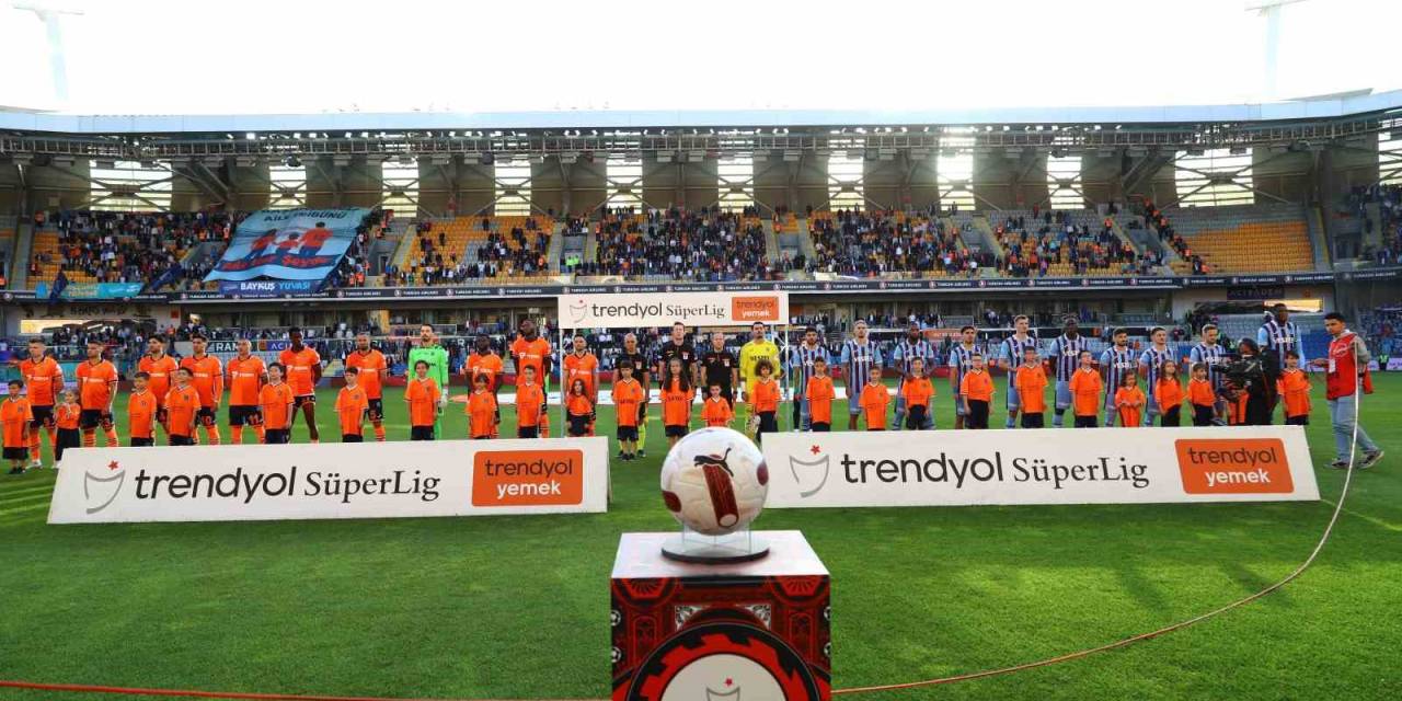 Trendyol Süper Lig: Başakşehir: 0 - Trabzonspor: 1 (İlk Yarı)