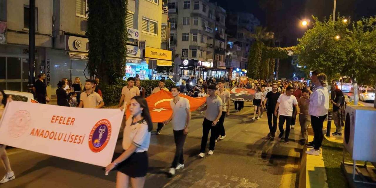 Liseli Gençlerden Anlamlı Yürüyüş