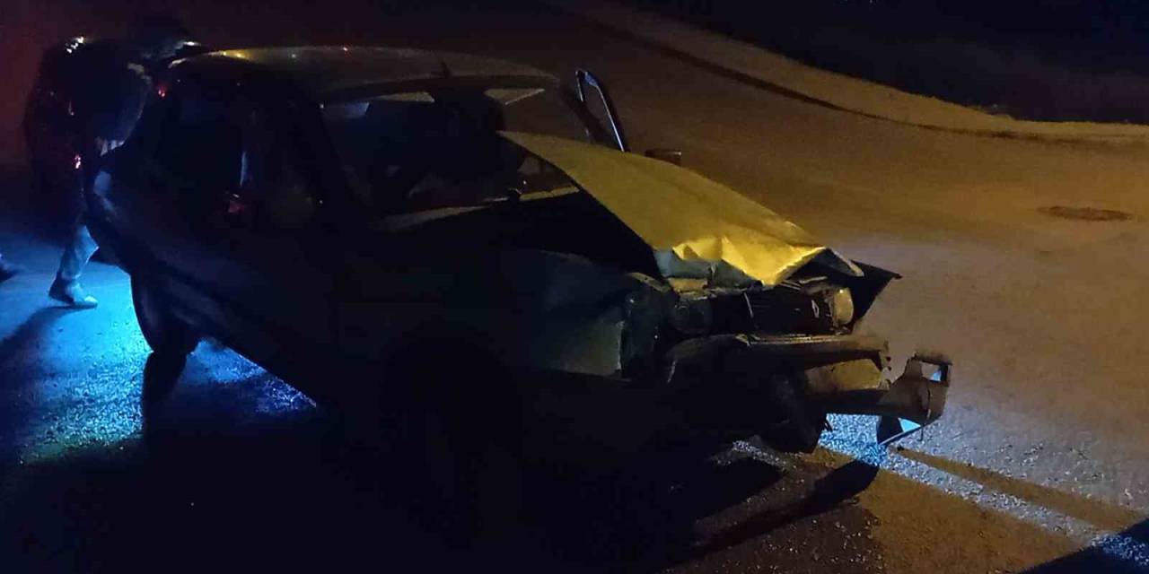 İki Otomobilin Çarpıştığı Kazada 3 Kişi Yaralandı