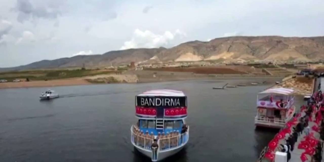 Bandırma Vapuru Hasankeyf’te Bayraklarla Karşılandı