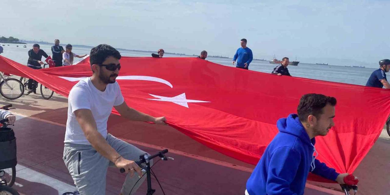 Pendik’te 19 Mayıs İçin Türk Bayrağıyla Pedal Çevirdiler