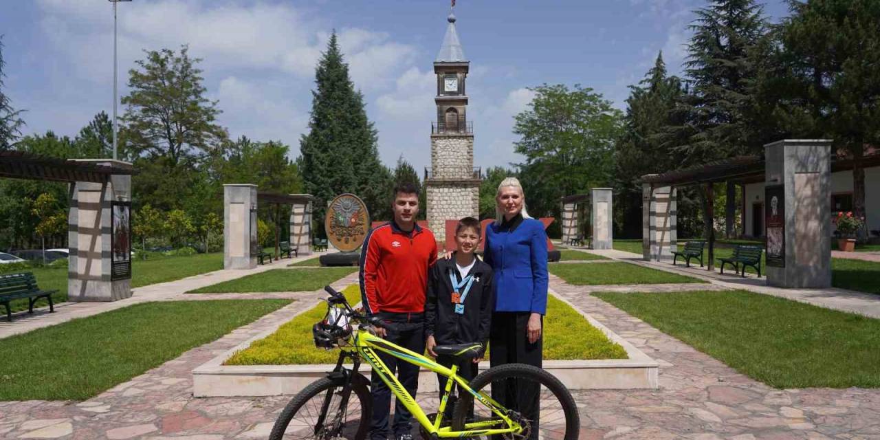 Belediye Başkanından Başarılı Sporcuya Anlamlı Hediye