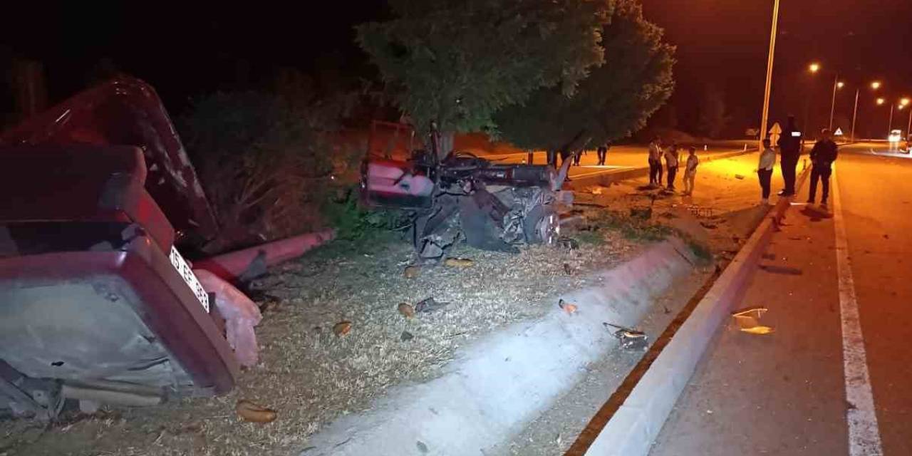 Kontrolden Çıkıp Refüjdeki Ağaca Çarpan Otomobil İkiye Bölündü