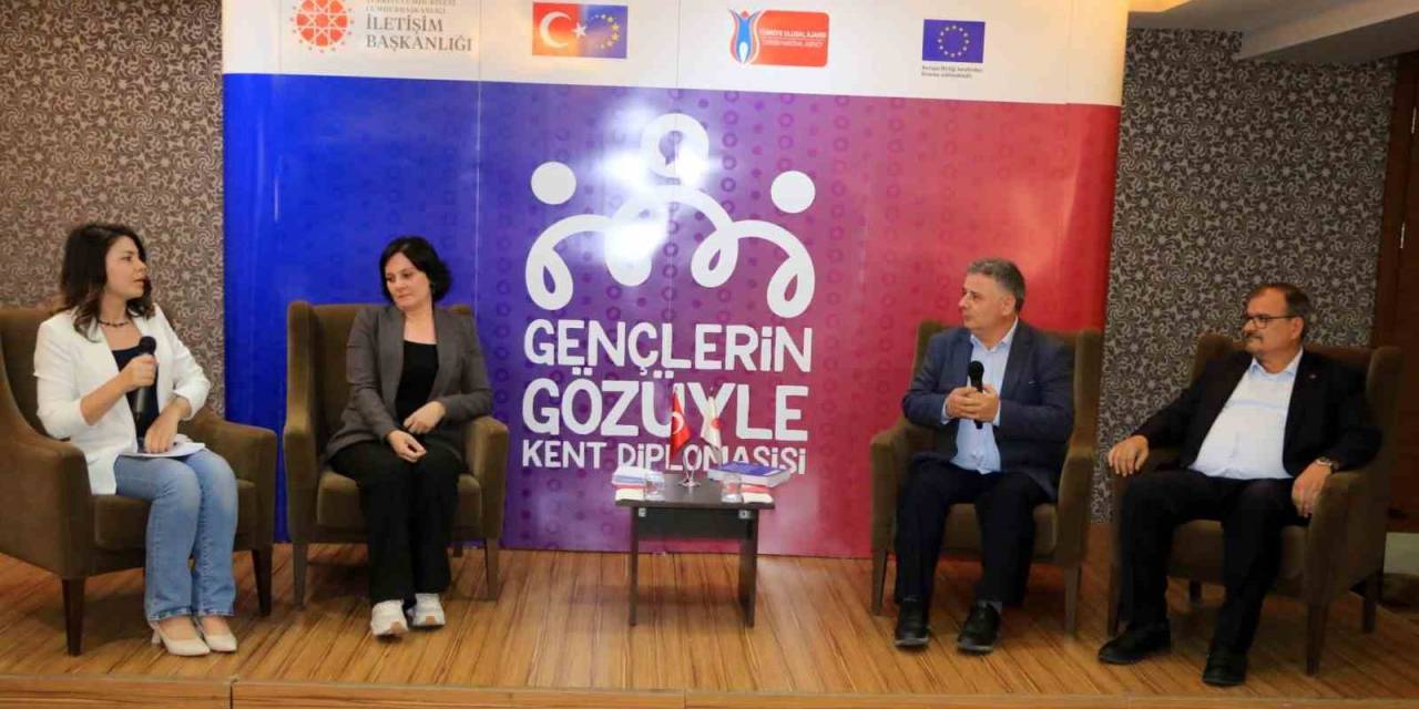 Erzincan’da “Gençlerin Gözüyle Kent Diplomasisi” Projesi Kapsamında Panel Düzenlendi