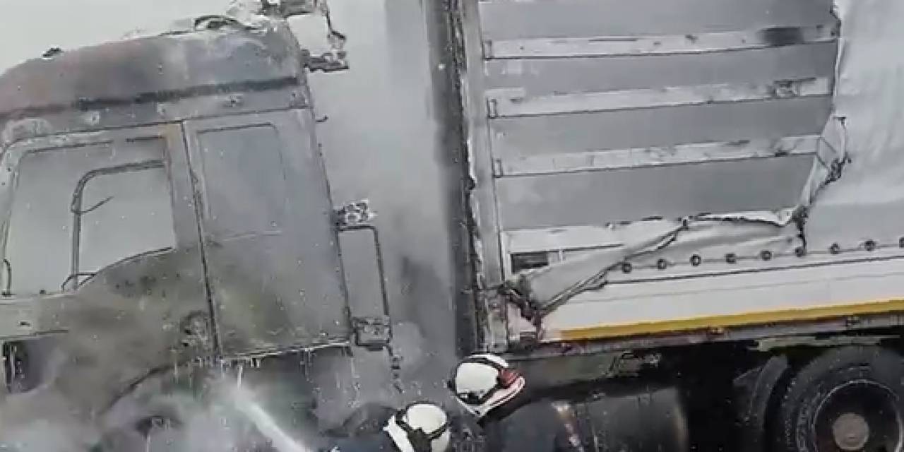 Yalova’da Seyir Halindeki Tır Alev Topuna Döndü