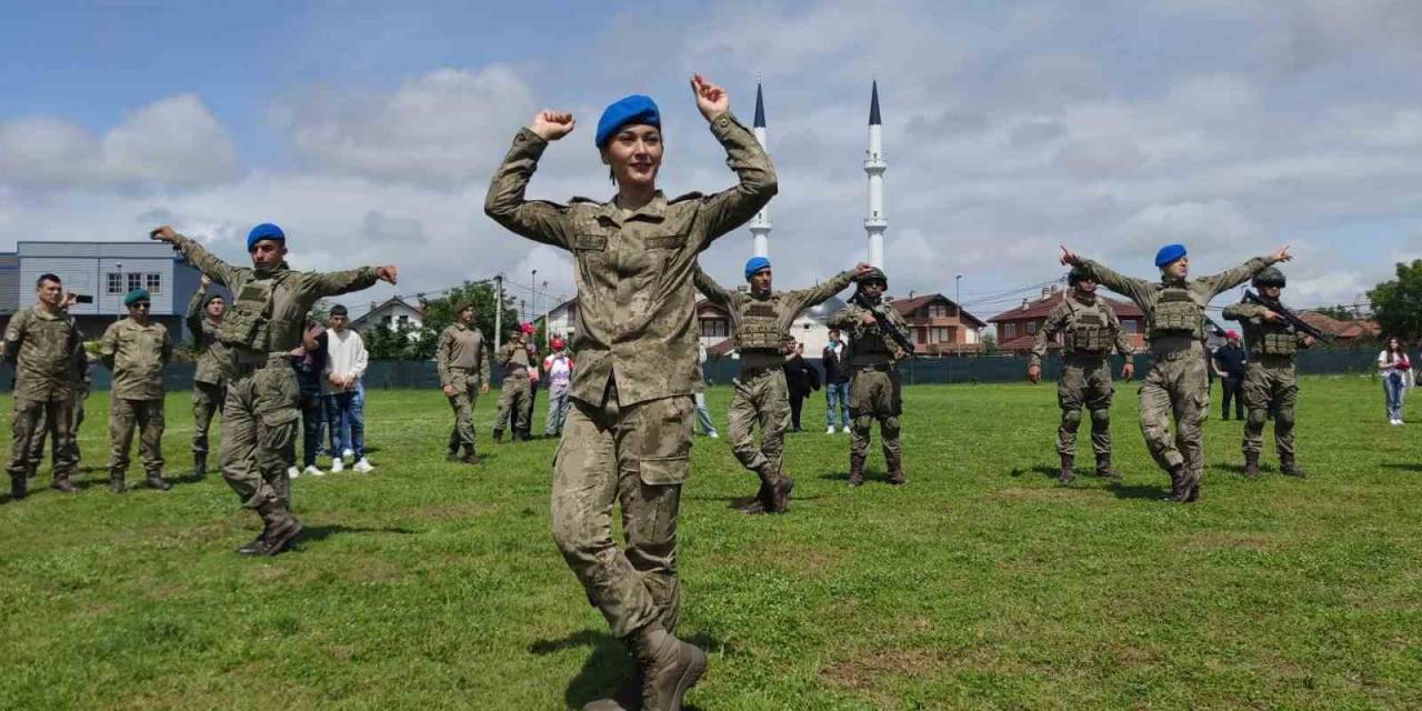 Kosova’da Türk Askeri 19 Mayıs Bayramı’nı Zeybek Oynayarak Kutladı