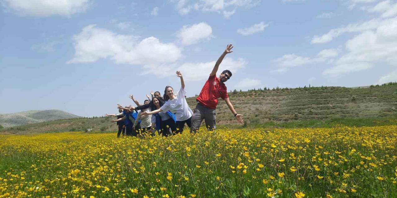 Gençlik Haftasında Çiçeklerin İçinde Doğa Yürüyüşü