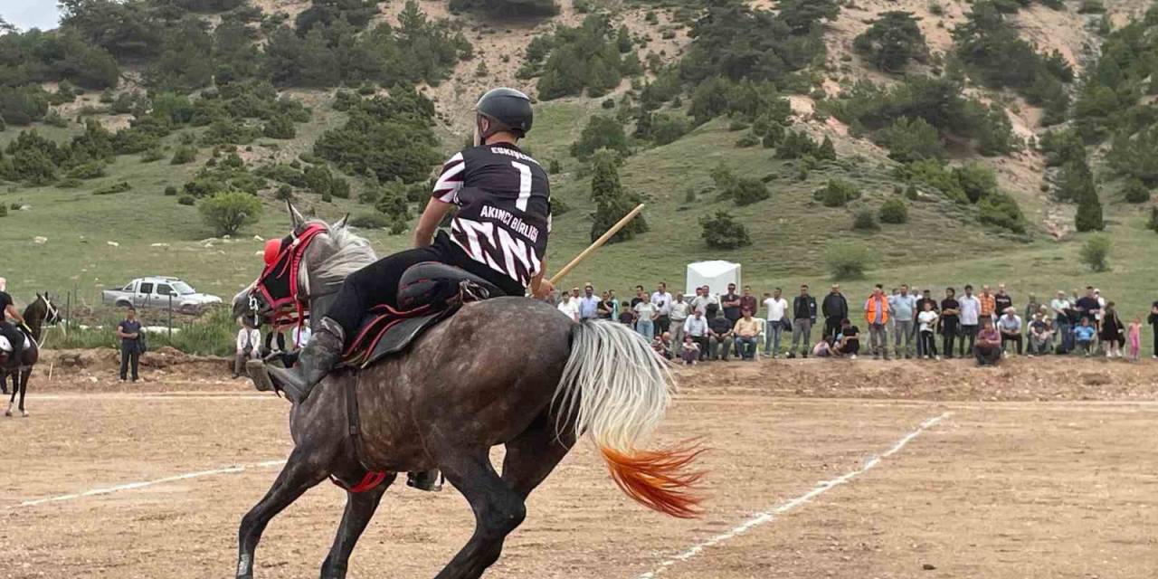 At Üzerinde Cirit Atarak Spor Bayramı Kutladılar